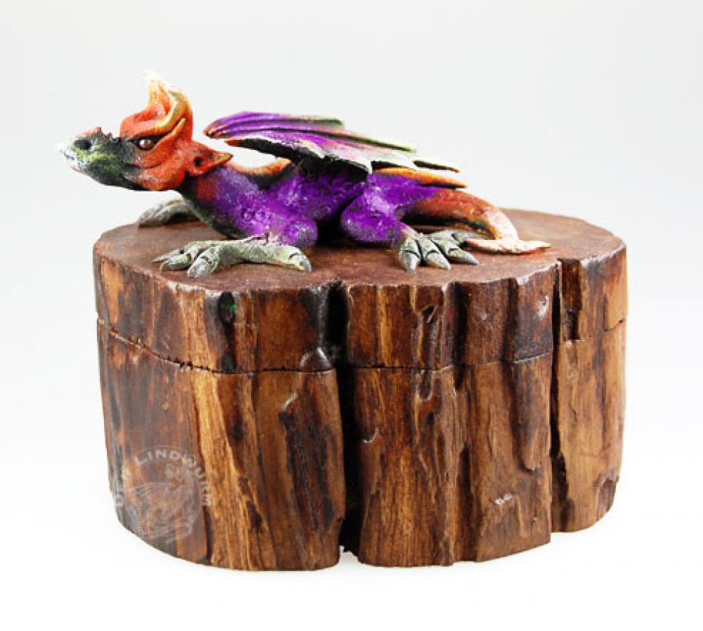 Drache auf Holzbox ca. 10 cm, lila