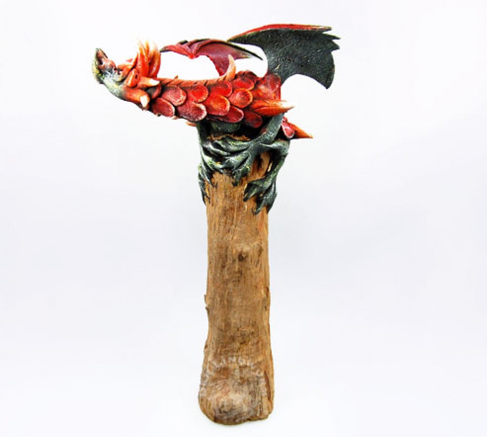 Drache auf Holzstamm ca. 30 cm, rot