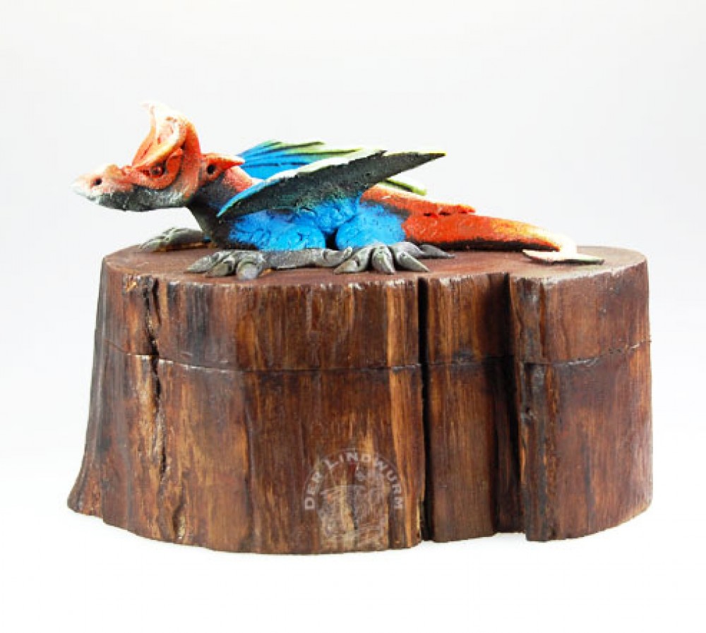 Drache auf Holzbox ca. 10 cm, blau